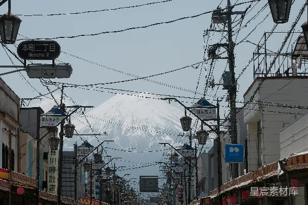 城市街道背景是座山峰