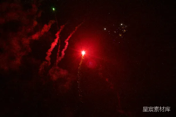 夜间的红色烟花表演