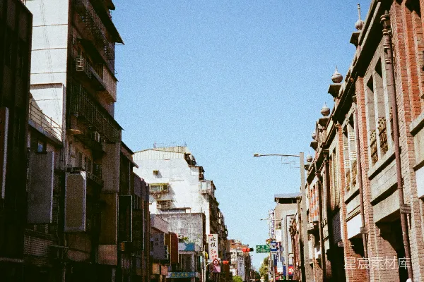 一辆车停在路边。