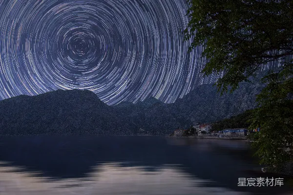 星夜附近有山体的水域