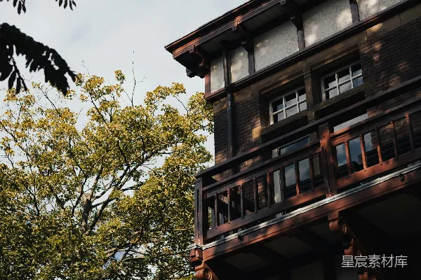 一座有着木质阳台和窗户的历史建筑。