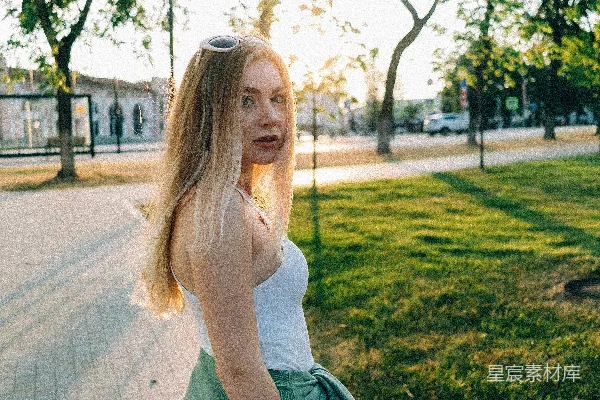 一位女性坐在人行道上