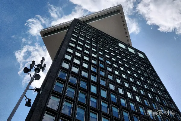 一栋高耸的建筑与蓝天相对