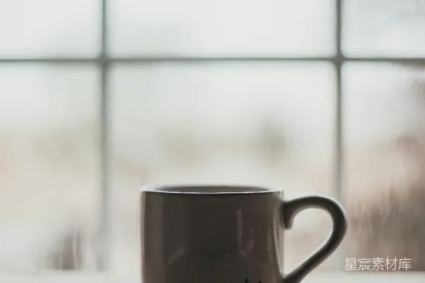 一个白色咖啡杯放在一张木制桌子上