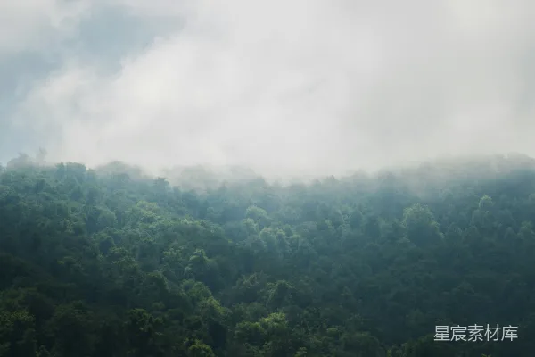 山与云在这一幅氛围浓郁的风景中相接。