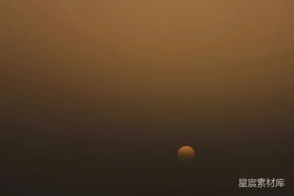 天边的水面落下夕阳。