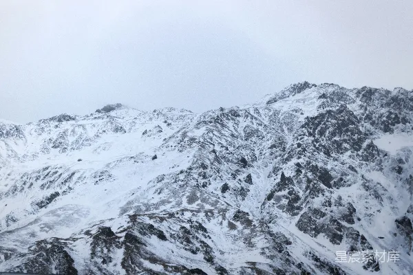 雪山背景下的天空