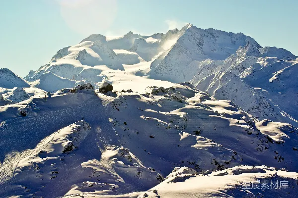 一片覆盖着白雪的大山，蓝天作背景