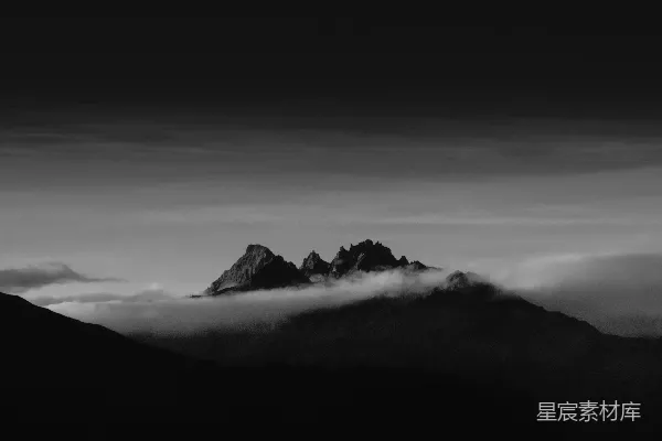 山峦被云层覆盖的灰度照片