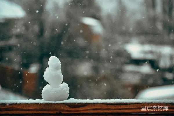一个雪人坐在窗台顶部