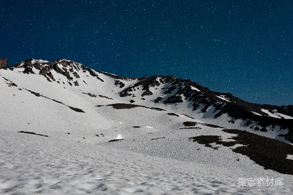 雪山在漫天星辉的夜空下闪闪发光。
