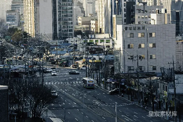 一座城市街道的景象，有许多高大建筑。