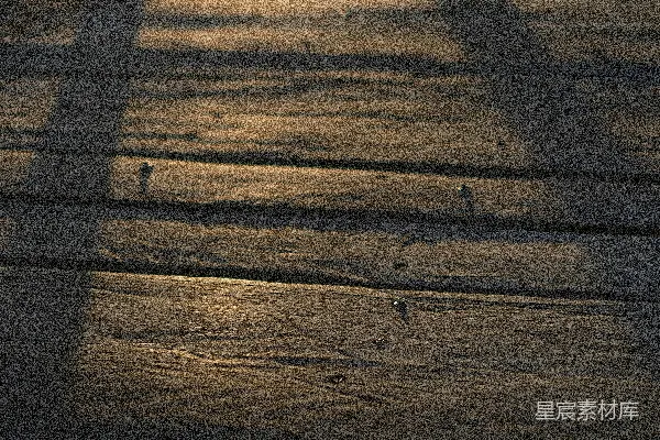 高清摄影 日落时分，木质步道投下长长的影子