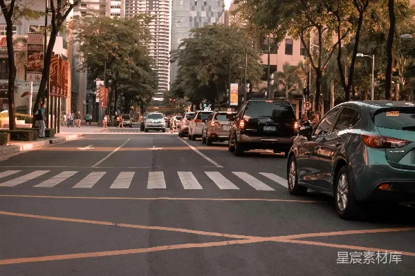 白天车辆通行的道路