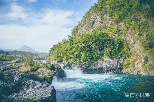 山下近河的白天