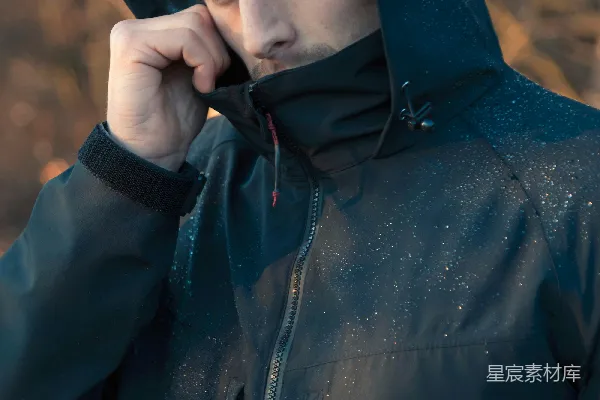 高清摄影 一个穿着黑色夹克的男人正在打电话。