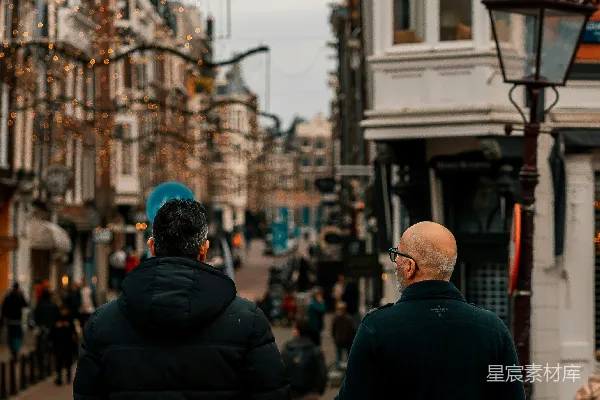 几个男人在人行道上行走