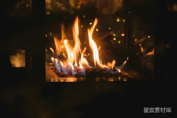 夜间黑火炉中的火焰与灯光闪烁