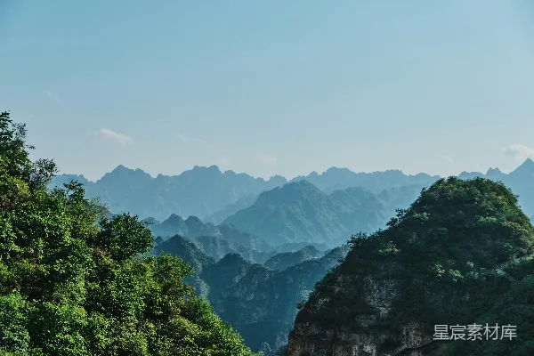 山中白天绿树