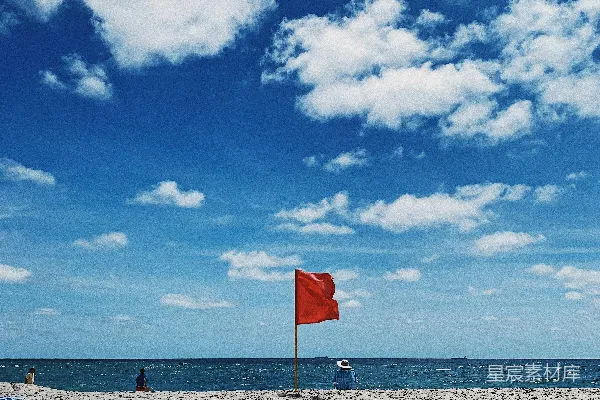 白天红旗出现在白沙滩上