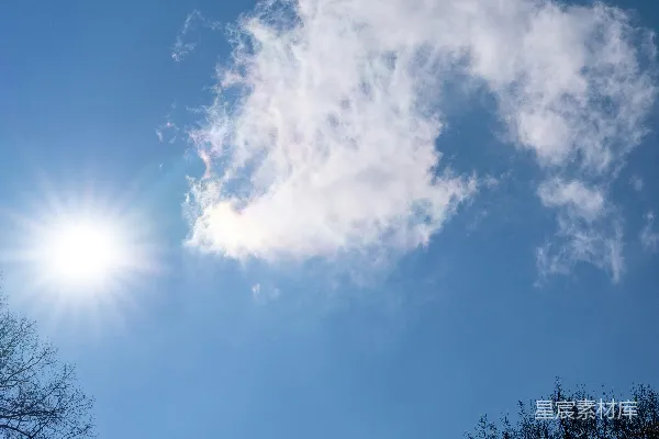 晴朗的蓝天中阳光灿烂。