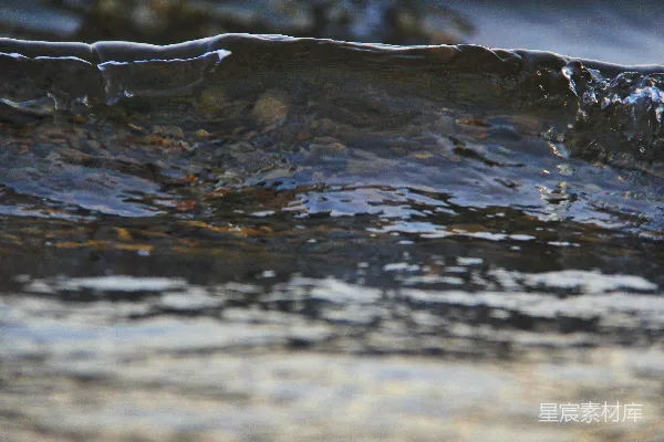 水溅到水面