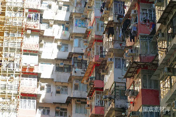 密集的公寓建筑，阳台布满衣物晾晒。