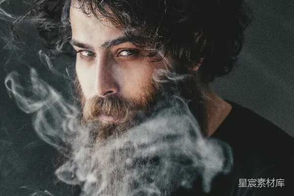 黑色上衣的男人脸上有白色粉末