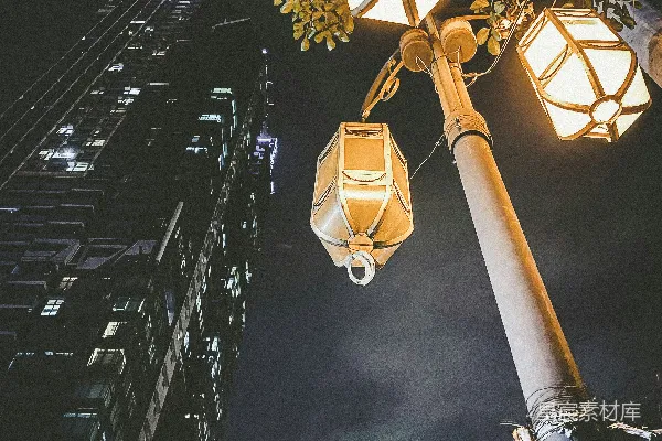 夜晚亮起的路灯