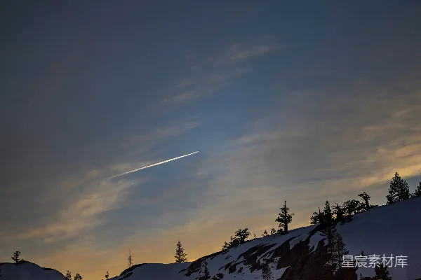 飞机正飞越一片雪地中的山峰。