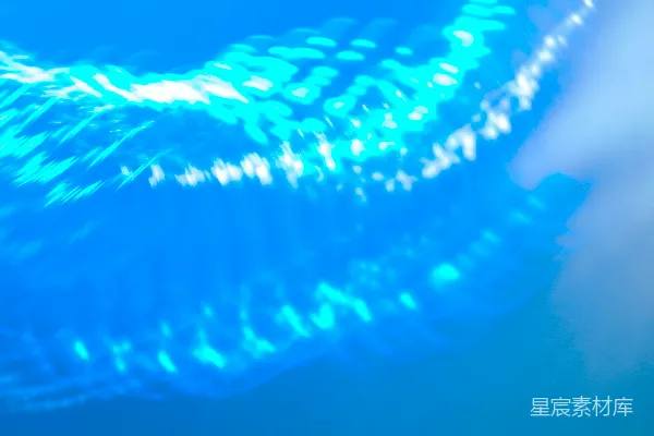 空中一个模糊的蓝色物体的影像