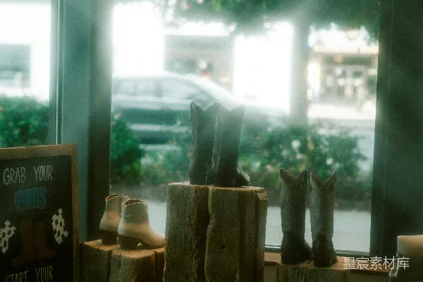 靴子被展示在窗边。