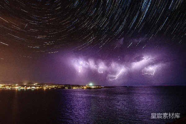 夜晚水面体表的蓝光