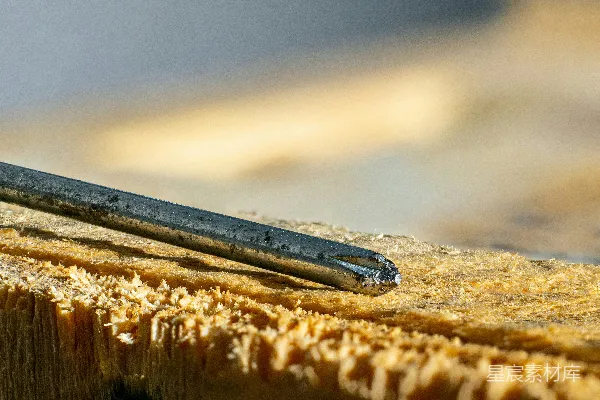 高清摄影 一张木板上的金属物体特写