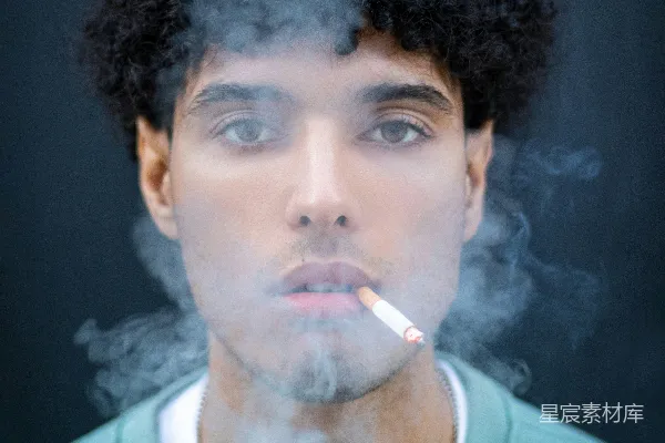 一个留着 Afro 的男人正在抽烟。
