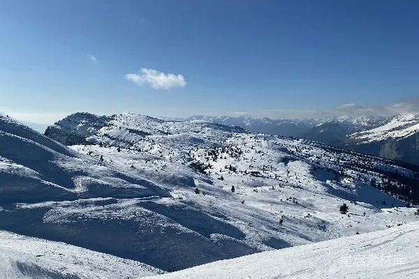 白天雪覆盖的山在蔚蓝的天空下
