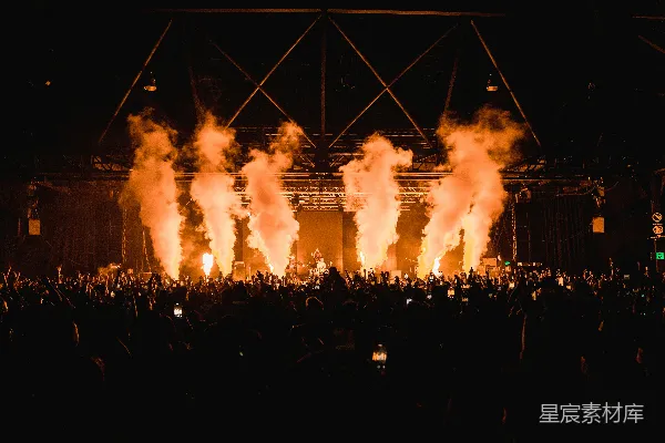 音乐会现场聚集着大量人群。