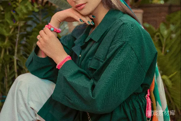 女子穿着时尚的衣服和配饰摆姿势。