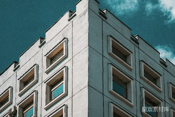 白天蓝天下棕色混凝土建筑的景象