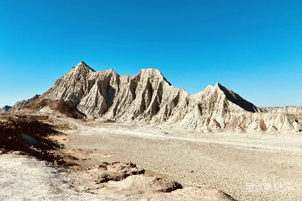 灰岩石山在蓝天下的白天景色