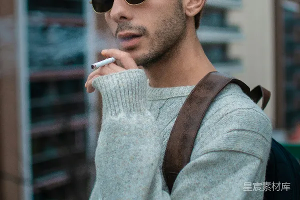 阳台上的一个男人正在抽烟。