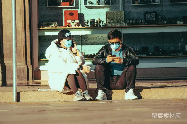 几个坐在人行道上的人