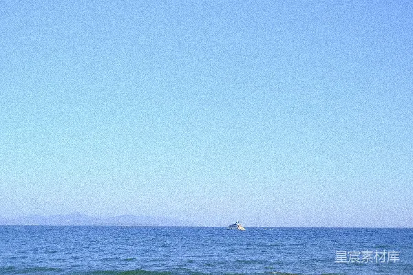 一艘船在晴天的一片海面上。