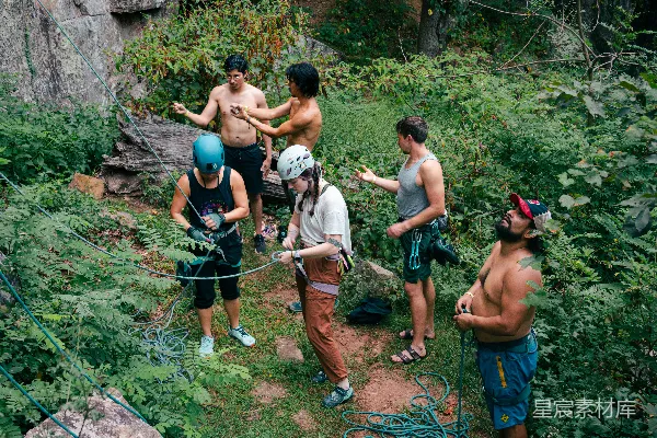 一群男人站在一片翠绿的山坡上
