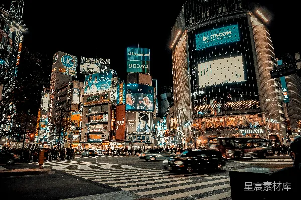 城市道路上夜晚行驶的汽车
