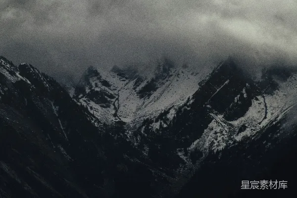 雾凇山顶的风景照