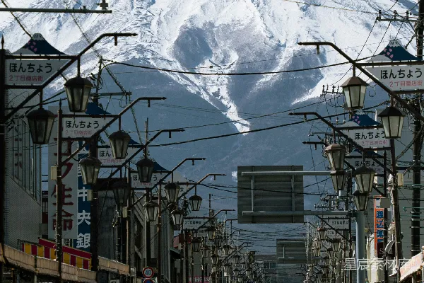 城市街道背景是座山峰