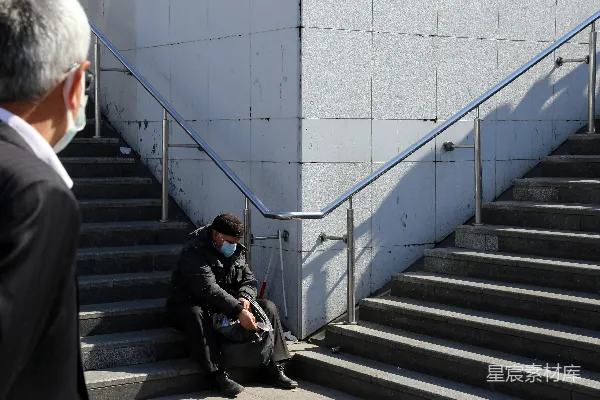 黑衣男子坐在台阶上