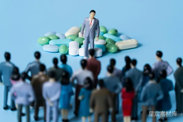 站在一堆气球堆前的人群中的一人