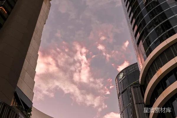 现代建筑傍晚时分有天桥